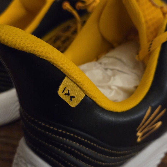 Under Armour Curry Flow 9 Steeltown Gold Yellow and Black Athletic Shoes US17 - Picture 9 of 11